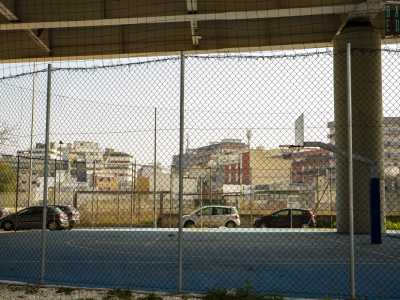 ...e nel campo da basket creati nel 2020 tra i pilastri dell�Adriatico, sotto l�opera ingegneristica